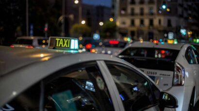 Unos taxis esperando en la parada.