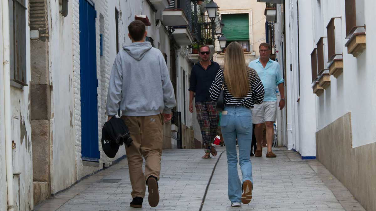 Unos adolescentes caminan por la calle.