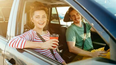 Unos jóvenes viajando en coche.