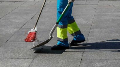 Una barrendera trabajando.