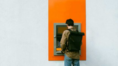 Una persona utiliza un cajero automático de un banco.