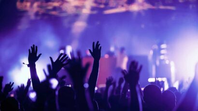 Un concierto de música en directo multitudinario.