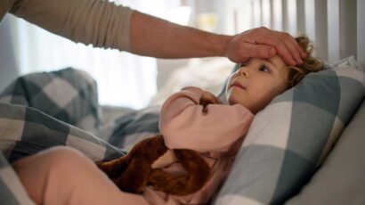 Cuidar de un hijo enfermo, motivo de absentismo laboral.