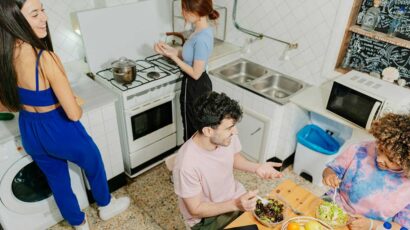 Unos jóvenes en la cocina de un piso compartido.