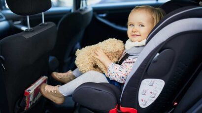 Los niños que viajan en la silla infantil no deben ir muy abrigados porque pierden sujección.