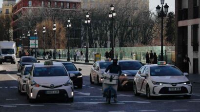 Taxistas en un semáforo.