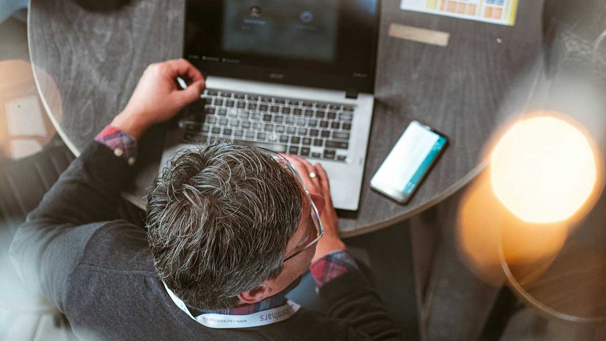 Trabajar siempre disponibles: el hábito que ya afecta a 4 de cada 10 profesionales