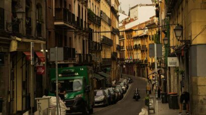 Una calle con viviendas en Madrid.
