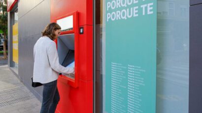 Una mujer realiza una operación bancaria en un cajero del banco Santander.