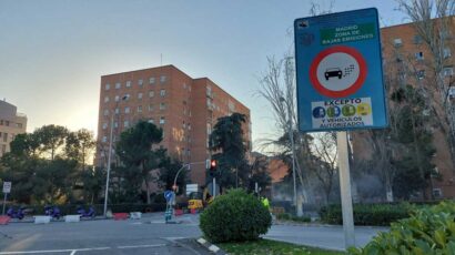 Señal informativa sobre las ZBE en Madrid.