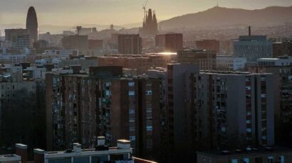 Skyline de Barcelona dominado por bloques de viviendas.