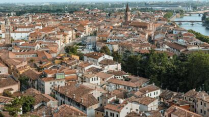Vista de viviendas en Sevilla junto al río Guadalquivir