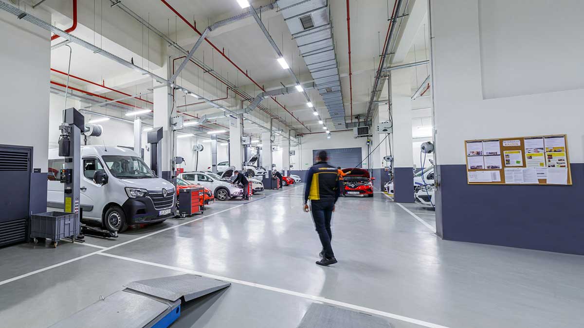 Un taller mecánico con varios coches.