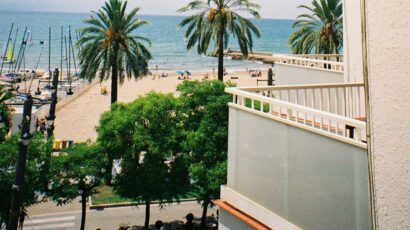 Vista desde la terraza de un apartamento en la primera línea de playa.