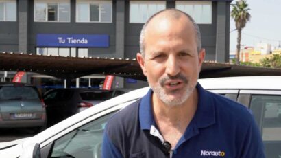El experto de Norauto explicando el truco japonés para reducir la temperatura interna del coche cuando está al sol.