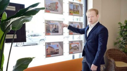 Un agente inmobiliario muestra viviendas disponibles en venta.