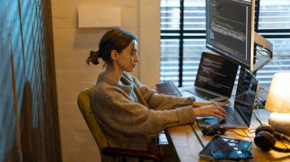 Una programadora aplicando cambios de código en una subida a producción.