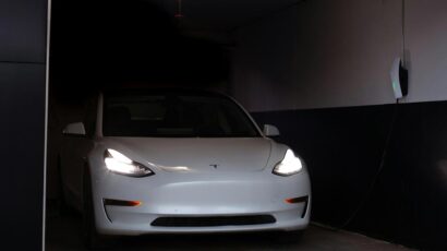 Un Tesla cargando la batería en un garaje doméstico de un particular.